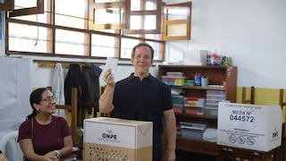 Francis Allison emite su voto y asegura que de ganar se reunirá con otros candidatos