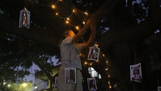 México: Familiares encienden árbol con fotografías de sus seres queridos desaparecidos