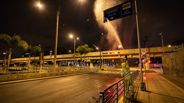 COVID-19: Limpian y desinfectan paraderos de la avenida Javier Prado Este