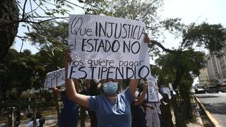 Más de 700 internos de Medicina Humana protestan por falta de pagos