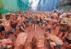 Se lanzan 165 toneladas de tomates por la vieja tradición de la Tomatina