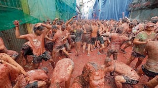 Se lanzan 165 toneladas de tomates por la vieja tradición de la Tomatina