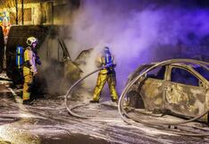 Queman vehículos en vez de muñecos, como hacemos los peruanos, al recibir el 2025