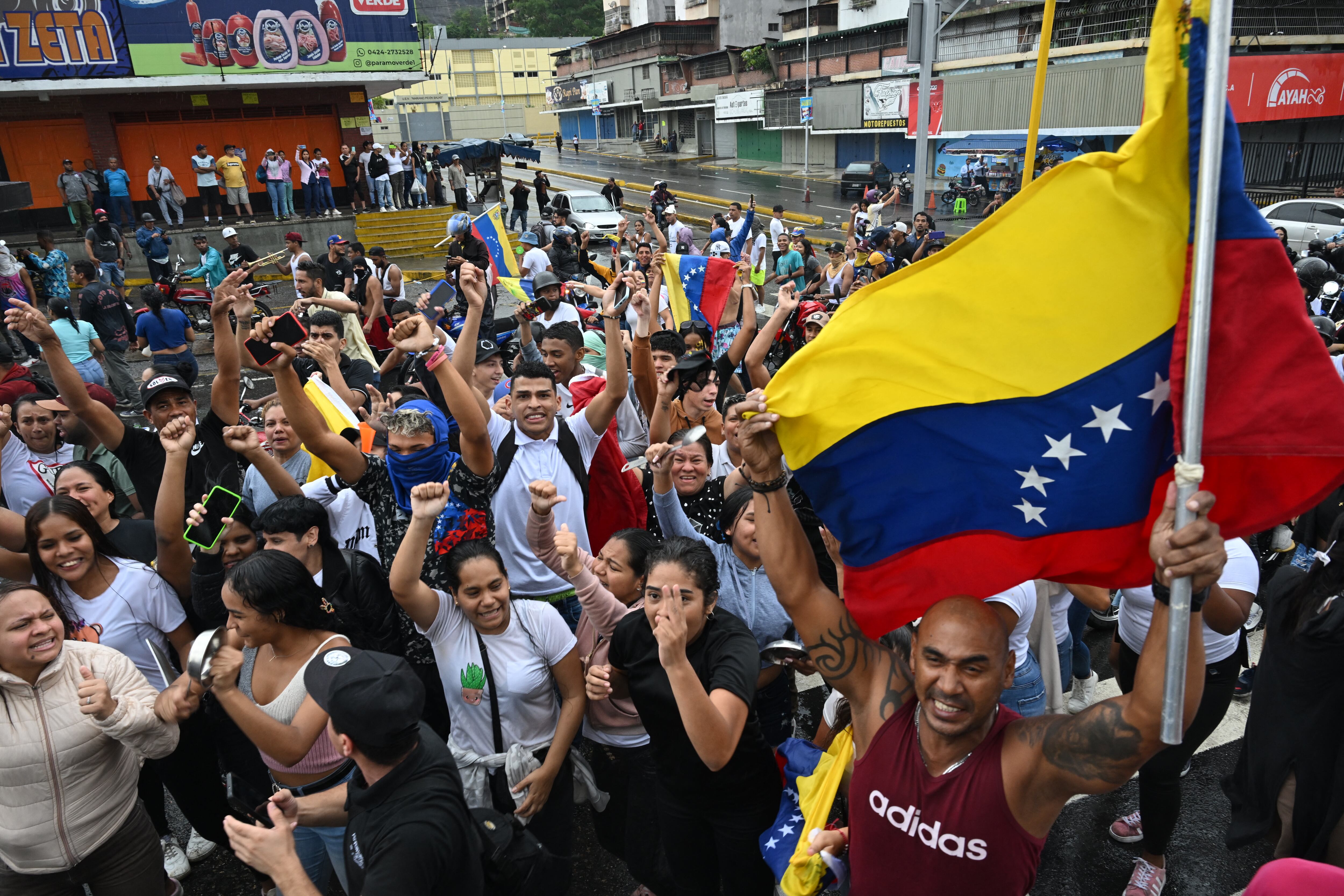 Opositores al gobierno del presidente venezolano Nicolás Maduro protestan en el barrio Petare de Caracas el 29 de julio de 2024. (Foto de Raúl ARBOLEDA / AFP).