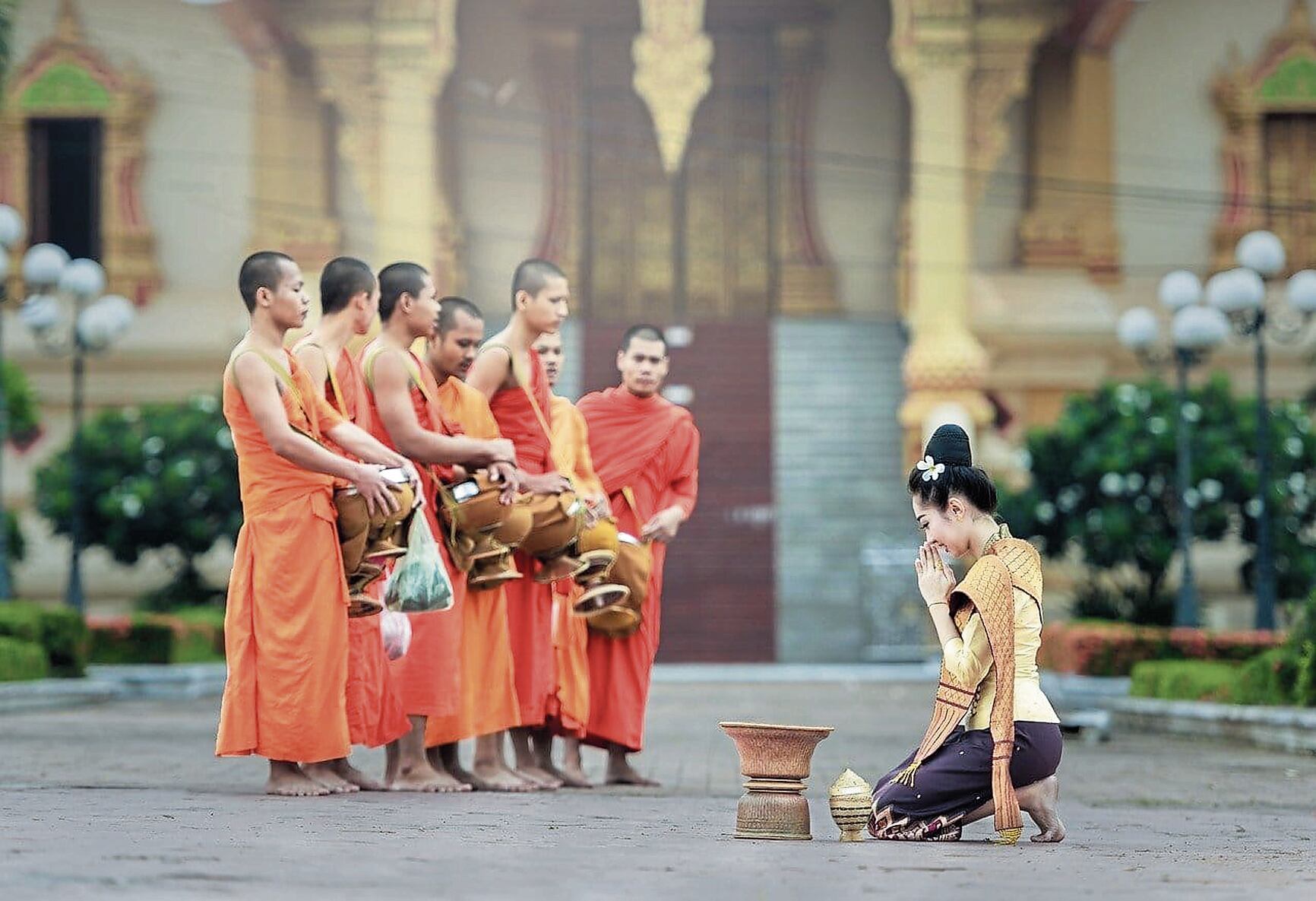 Los monjes budistas sucumbieron ante mujer que luego de pecar ella los chantajeó con fotos y videos íntimos.