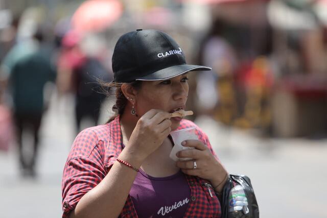 Con helados ciudadana intenta refrescarse este fin de semana. Foto: Anthony Niño de Guzmán/ @photo.gec