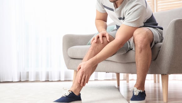El sedentarismo es uno de los factores de riesgo que pueden provocar la aparición de várices en los hombres.