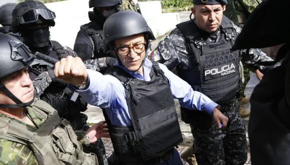 Christian Zurita fue escoltado por varios miembros de las Fuerzas Armadas ecuatorianas cuando acudió a votar con casco y chaleco antibalas. FOTO: EFE