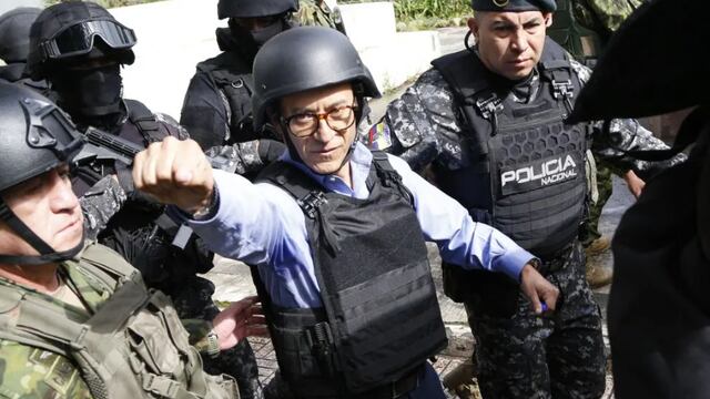 Elecciones en Ecuador: con chaleco antibalas y casco, votó Christian Zurita, candidato que reemplazó al asesinado Villavicencio
