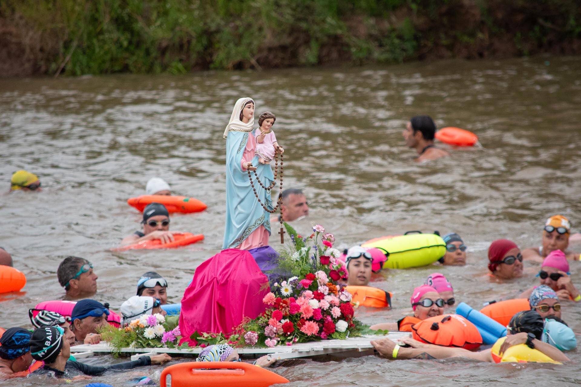 La fe en la Virgen María se expresa también en el agua.