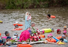 Fieles nadan junto a virgencita durante masiva procesión acuática
