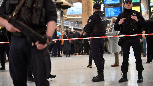 Sujeto apuñala a 6 personas en una estación de trenes de París