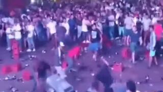 Se agarran a botellazos y protagonizan batalla campal durante concierto en Barranca | VIDEO