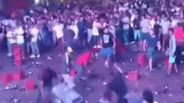 Se agarran a botellazos y protagonizan batalla campal durante concierto en Barranca | VIDEO