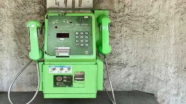 Teléfonos públicos para que hablen tres personas a la vez funcionan en calles de Japón