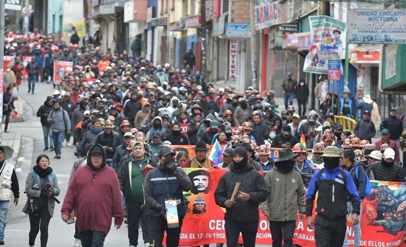 Obreros, mineros y campesinos, junto a otros sectores sociales, reclaman la salida de Rodrigo Paz, quien se aferra al apoyo que mantiene entre políticos, empresarios y fuerzas del orden.