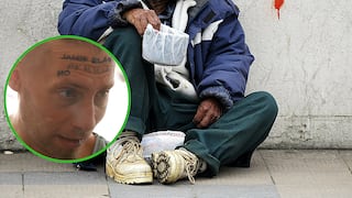 Turistas humillan a un vagabundo dándole dinero para que se tatúe la frente 