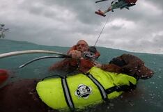Desde el aire rescatan a hombre y su fiel perro en medio del mar