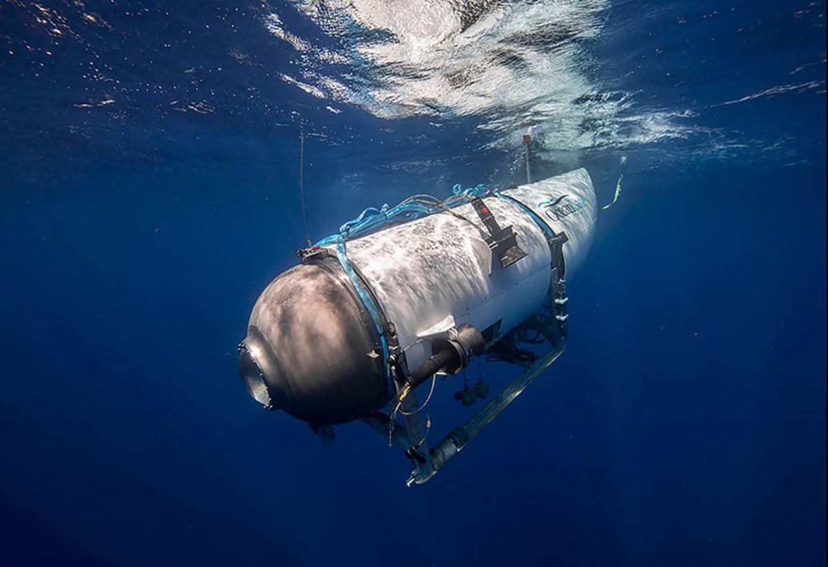 Esta imagen, cortesía de OceanGate Expeditions, muestra su sumergible Titan comenzando un descenso. (Foto: Handout/OceanGate Expeditions/AFP)