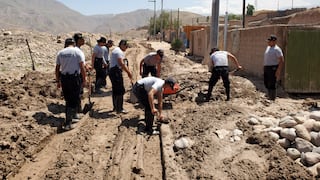 Perú: Policías ‘cambian’ sus pistolas por lampas y carretillas para limpiar casas y calles inundadas en Tacna y Moquegua