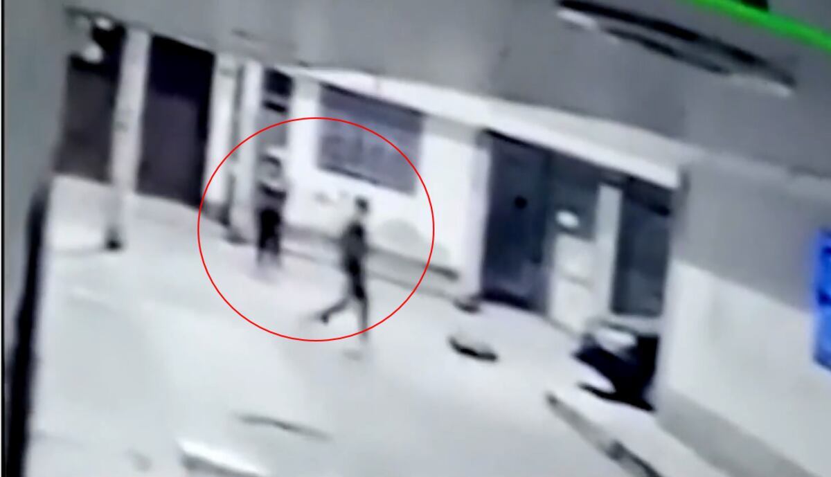 Fernando Galo Gallegos recibió cinco disparos en todo el cuerpo y falleció tendido en el piso. (Foto: Captura de video)