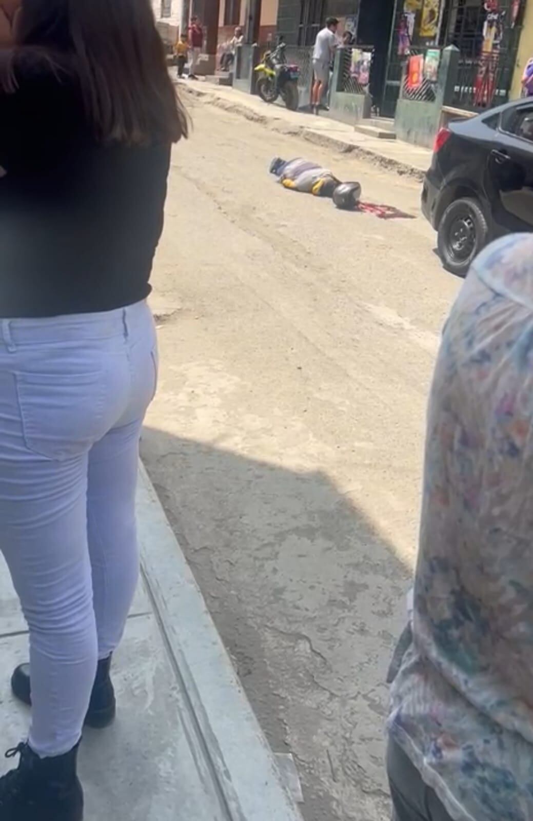 Occiso quedó tendido en la pista, a pocos metros de su casa