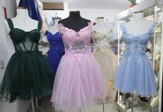 Vestidos, coronas y zapatillas de gala salen en Gamarra por fiestas de promoción