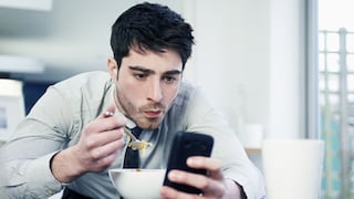 Comer para vivir: Comer distraído puede hacer que comas más