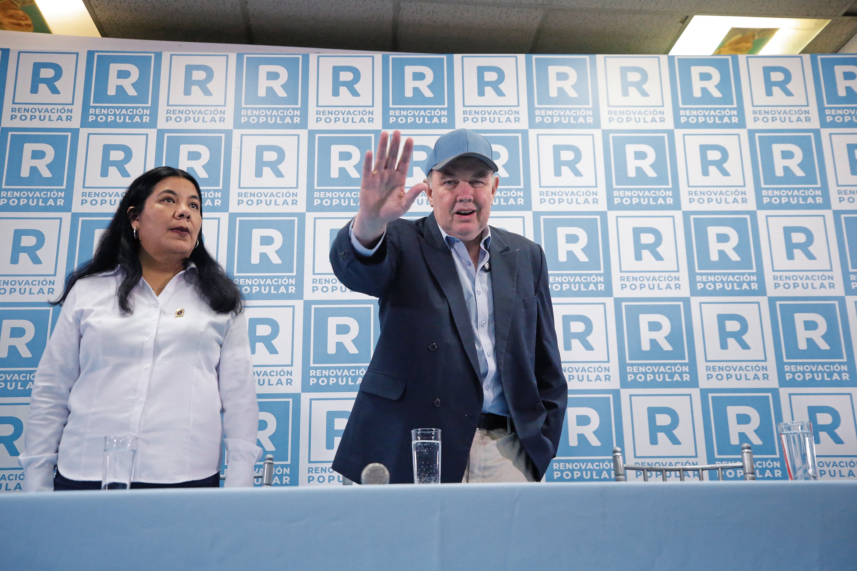 Rafael López Aliaga estuvo con sus asesores, mientras Francis Allison acatará la voluntad popular sin dramas. Foto: Cesar Bueno@photo.gec