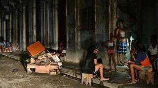 Cubanos viven pesadilla por apagón que deja al país en tinieblas