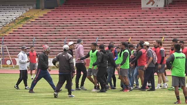 ¡Qué susto! Hinchas ingresaron al entrenamiento de Sport Huancayo para amenazarlos con armas [FOTOS]