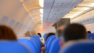 Auxiliar de vuelo llama la atención a pasajeros por su pésima conducta a bordo