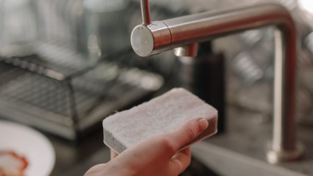 Remedios para desinfectar la esponja de cocina y mantenerla siempre limpia