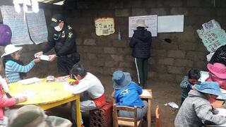 Apurímac: Policías dictan clases a niños en comunidad donde no llega el internet