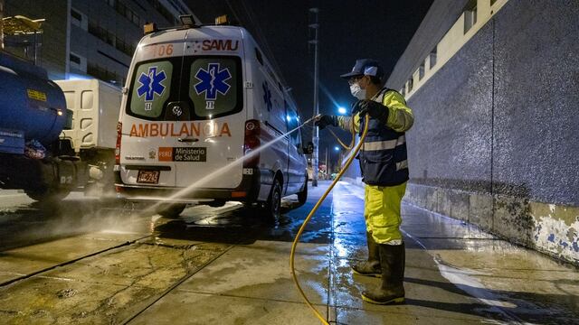 MML: Exteriores de hospitales Almenara, Dos de Mayo y Emergencias Grau son desinfectados
