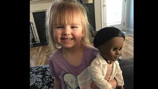 Facebook: niña de dos años le dio tremenda lección sobre el racismo a vendedora así