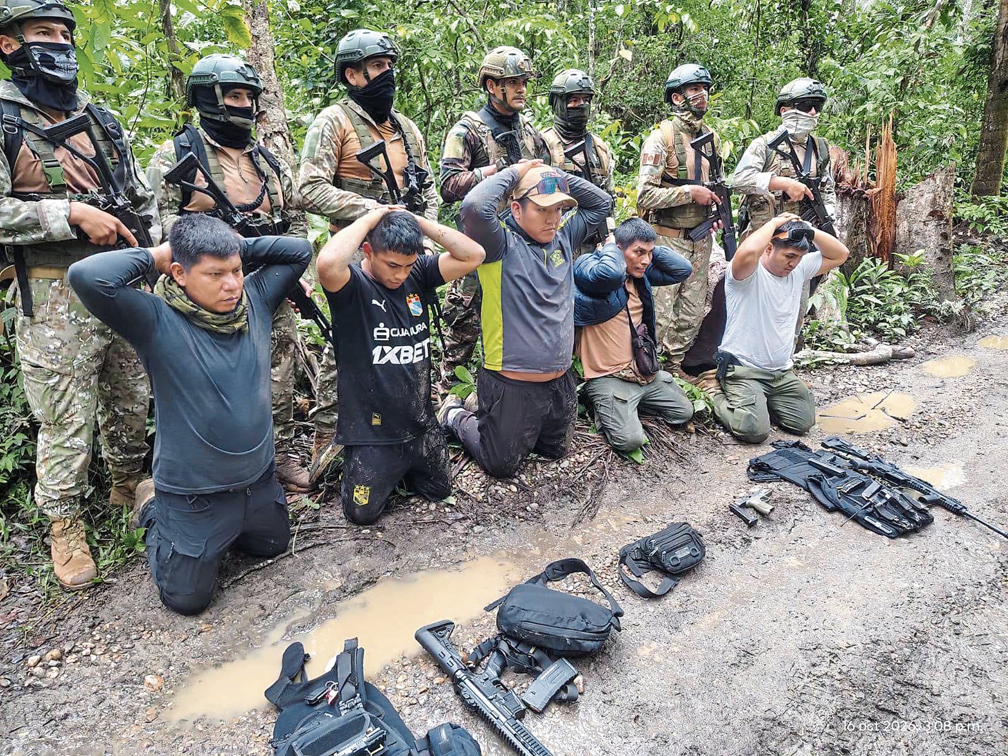 Detenidos son puestos de rodillas para demostrar que están sujetos al poder de las fuerzas del orden.