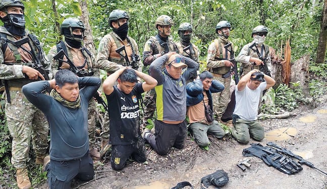 Detenidos son puestos de rodillas para demostrar que están sujetos al poder de las fuerzas del orden.