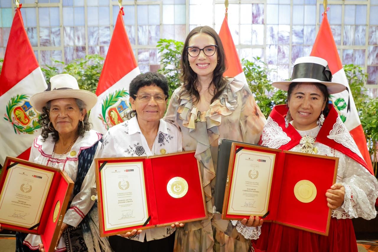 Condecoración por el Día Internacional de la Mujer.