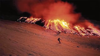 Esquiadores se deslizan desde el mítico volcán italiano Etna en erupción