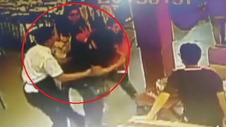 Rápida acción de mozo logra salvar a mujer que se asfixiaba (VIDEO)