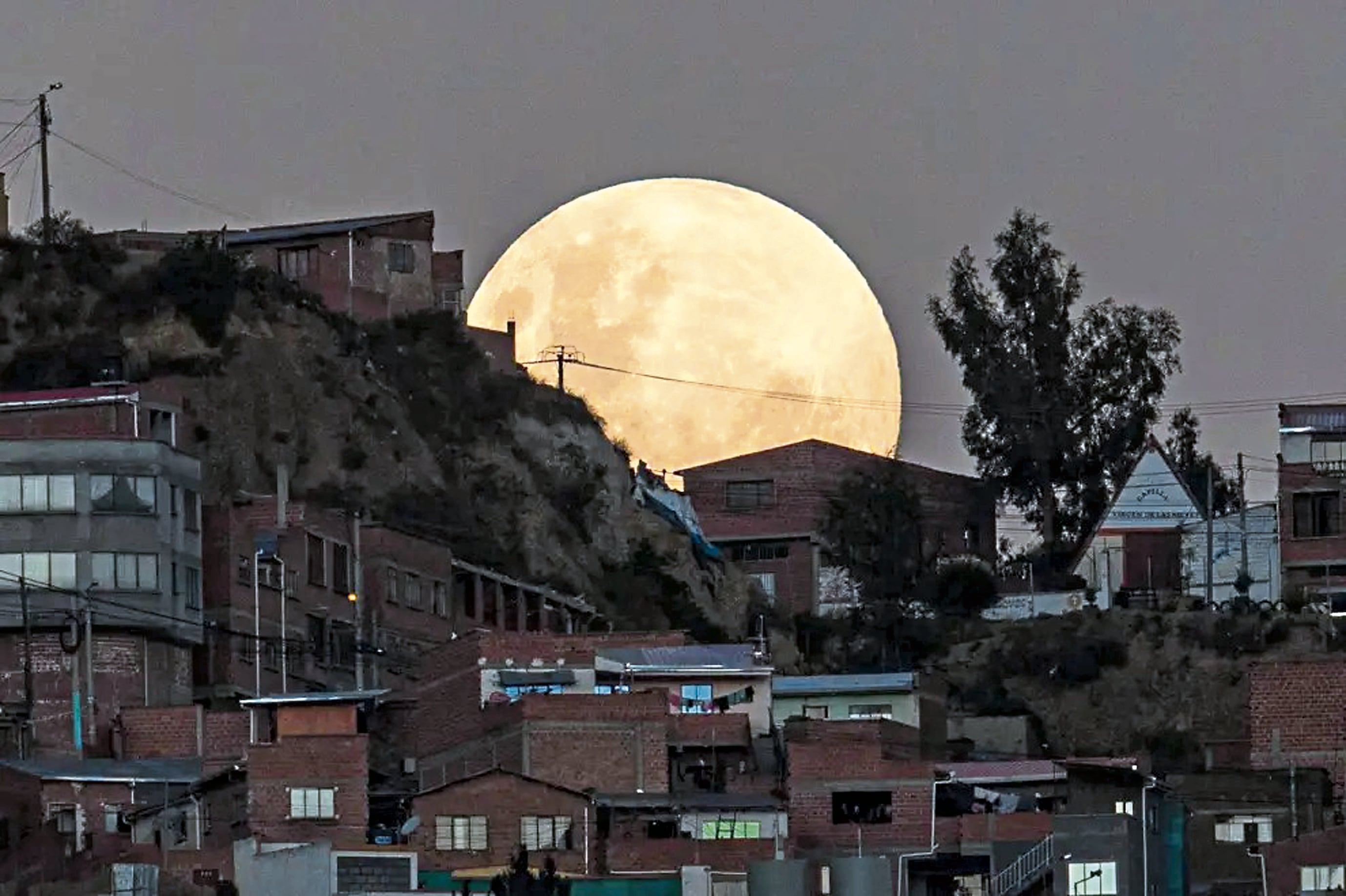 "Luna de Sangre" aparece entre un cerro en La Paz, Bolivia.