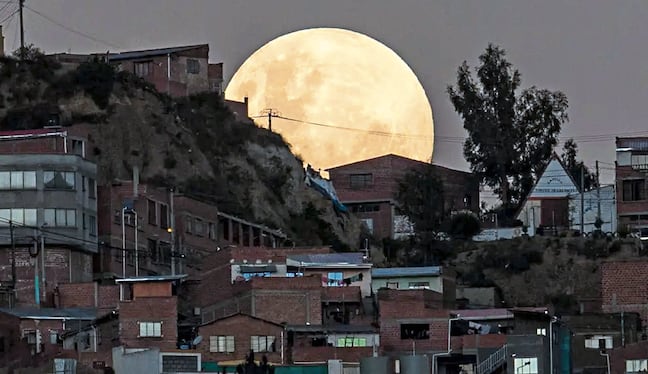 "Luna de Sangre" aparece entre un cerro en La Paz, Bolivia.
