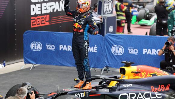 El tricampeón del mundo de Fórmula 1 Max Verstappen (Red Bull) celebra sobre su poderoso bólido.
