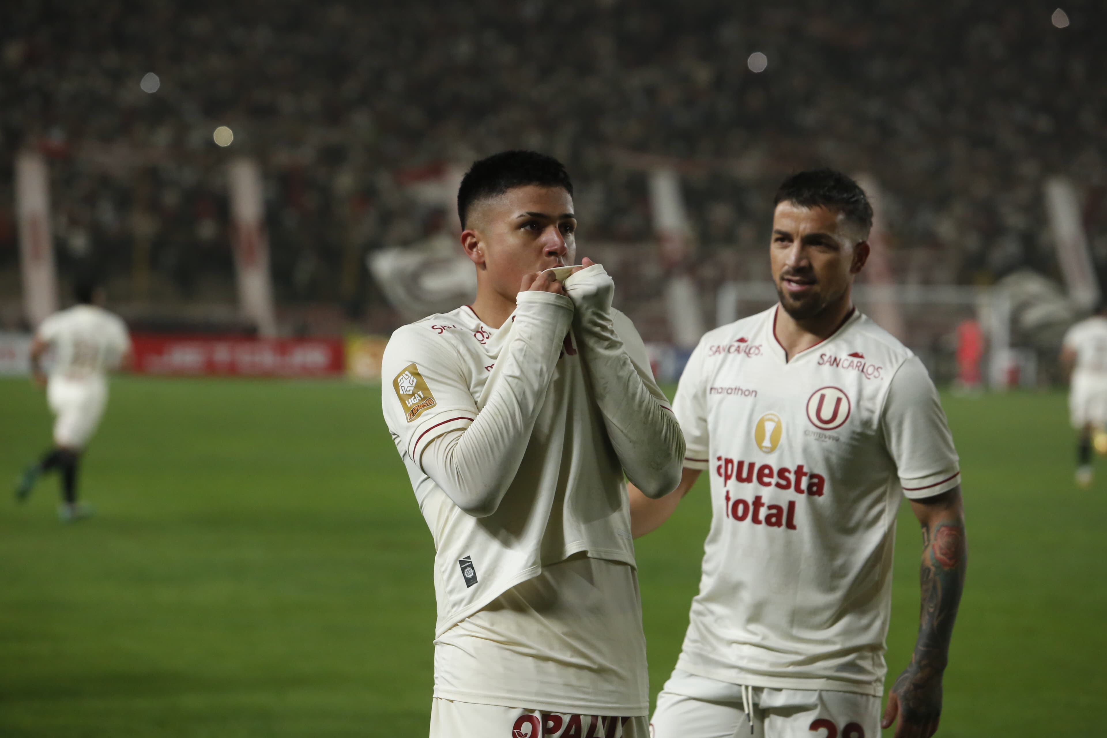 Jairo Concha besando la camiseta de Universitario al celebrar el gol con el que los cremas le voltean el partido a Alianza Lima. Foto: Jesús Saucedo / GEC