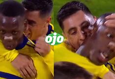 Luis Advíncula da pase-gol y su compañero lo muerde en el cuello para celebrar