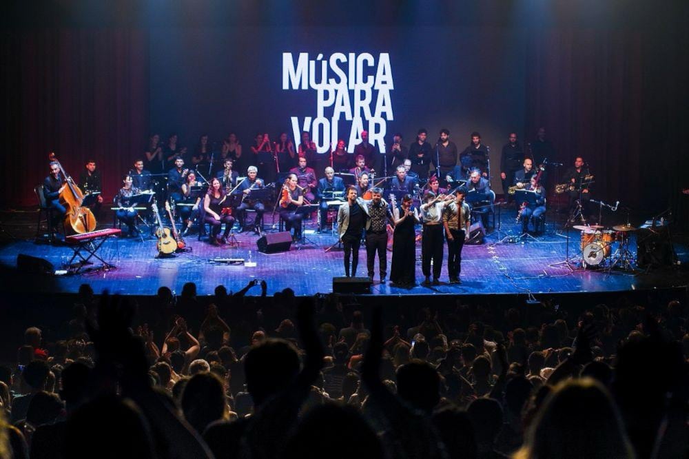 En escena, 30 músicos serán parte de una experiencia de gran formato donde cada arreglo ha sido concebido para respetar la esencia de las composiciones originales.