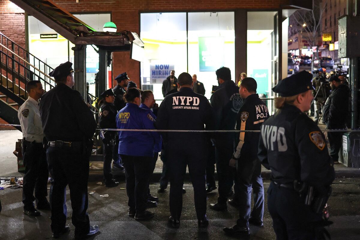 Agentes de la policía de Nueva York fuera de la estación de metro de Mt. Eden Avenue en el distrito del Bronx de Nueva York, el 12 de febrero de 2024. (Foto de CHARLY TRIBALLEAU / AFP)