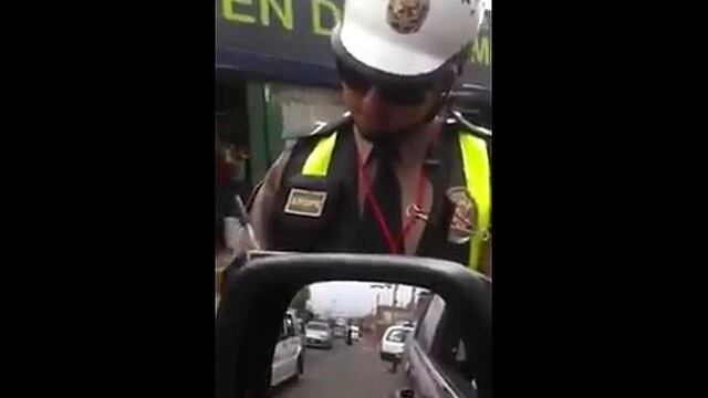 ¡Qué roche! Quiso denunciar a mujer policía pero no esperó la reacción de las redes sociales (VIDEO)