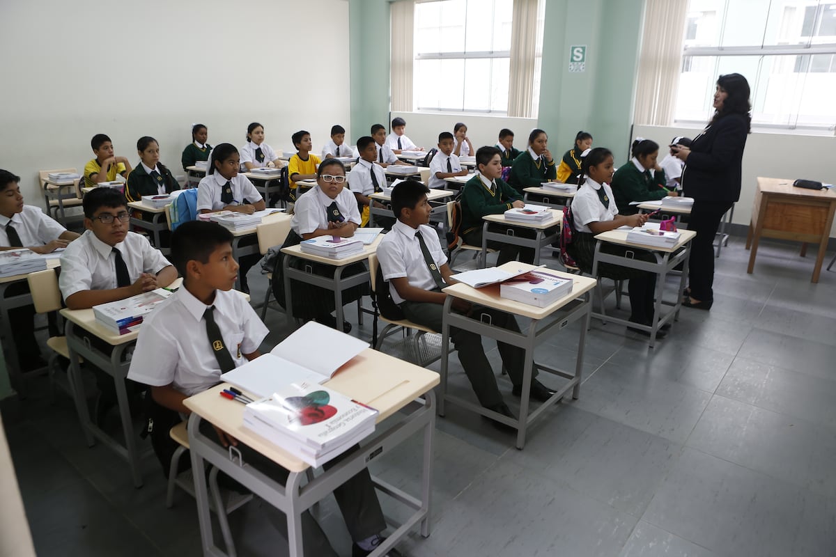 LIMA 12 DE MARZO DEL 2018
Redacción EC
12.03.2018 / 09:00 am
El presidente de la República, Pedro Pablo Kuczynski (PPK) inauguró el año escolar 2018 desde un colegio en Villa María del Triunfo, a donde acompañó a dos hermanas gemelas en su primer día de clases en secundaria.
El mandatario acudió, junto con su esposa, Nancy Lange, y el ministro de Educación, Idel Vexler, a recoger a las hermanas Dayana y Johanna Vargas Molina, para luego dirigirse al colegio Juan Guerrero Químper, en Villa María del Triunfo.
Allí, y delante de 1.700 escolares aproximadamente, el presidente y su comitiva dieron por inaugurado el año escolar 2018 en todo el Perú.
fotos: hugo perez / el comercio